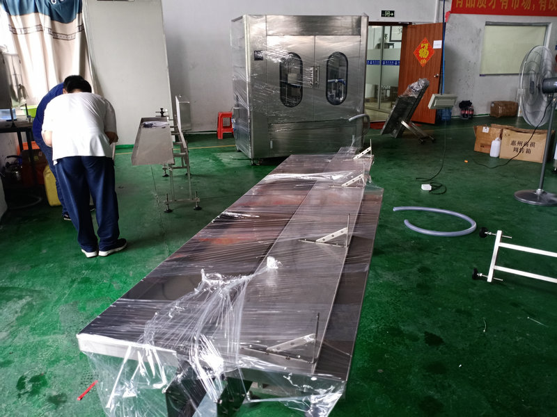 自動(dòng)液體灌裝機(jī)與市場同步走，滿足快捷式出產(chǎn)